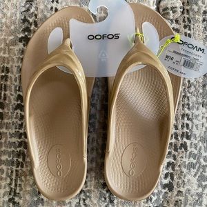 New Women’s size 10 Oofos Sandals taupe